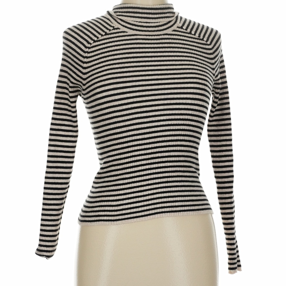 Like New Universal Thread Striped Black and White Ribbed turtleneck